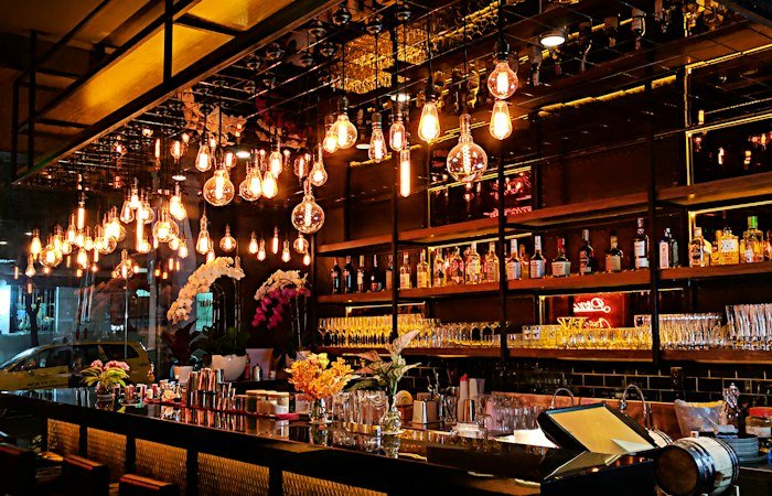 Clientes Satisfechos Brindando en Restaurante